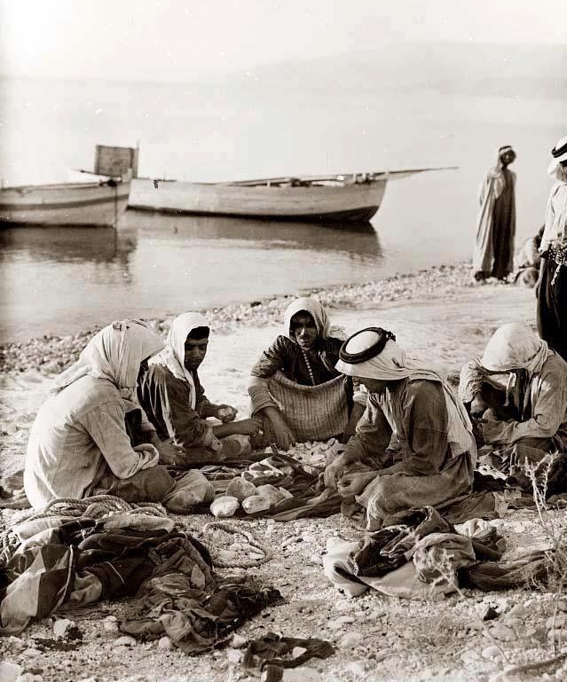 الحدود السورية الفلسطينية مجموعة من صيادي السمك يتناولون الطعام على ضفة بحيرة طبريا عام 1900م