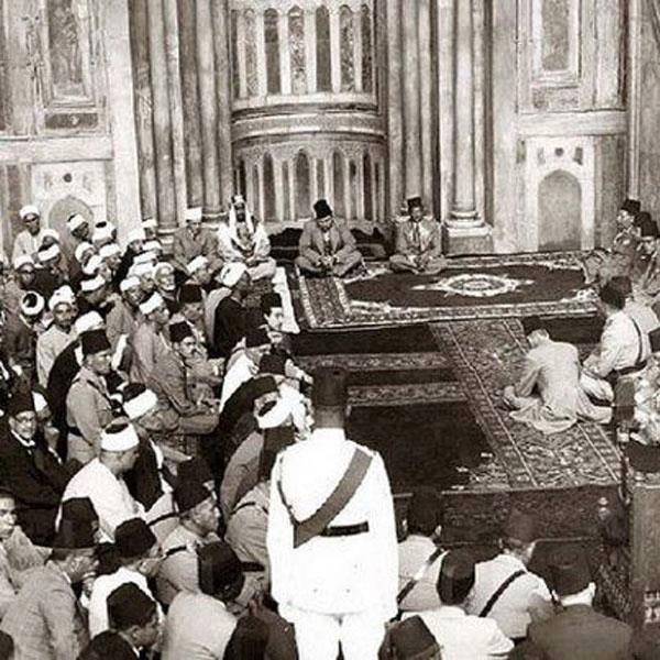 الملك فاروق فى احتفال المولد النبوى فى احد مساجد القاهرة